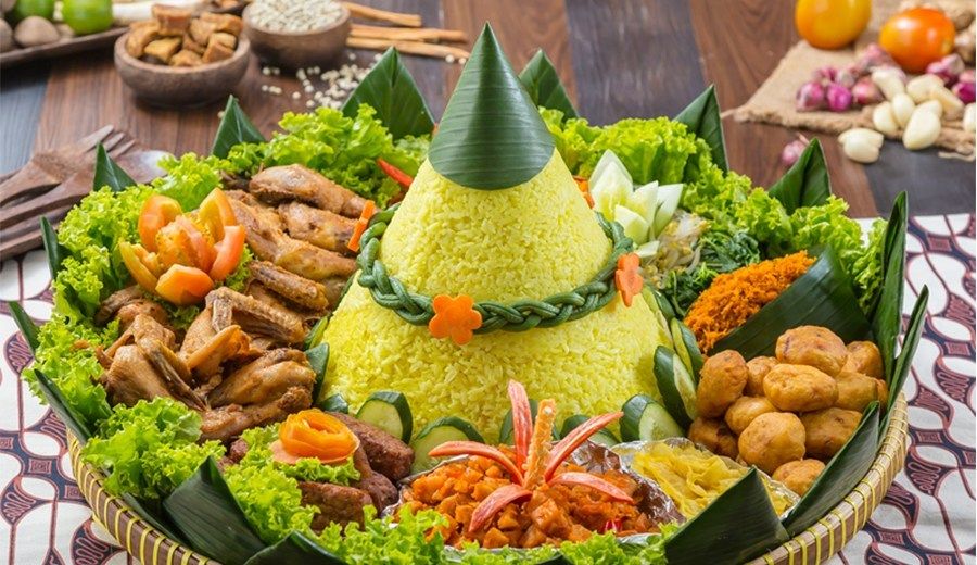 Read more about the article FILOSOFI TUMPENG NASI KUNING DAN LAUK PAUKNYA