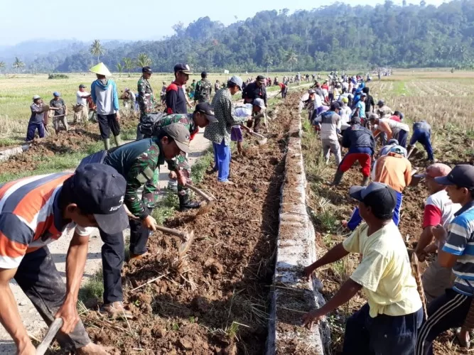 Read more about the article Gotong Royong: Menumbuhkan Semangat Kebersamaan dan Kemanusiaan